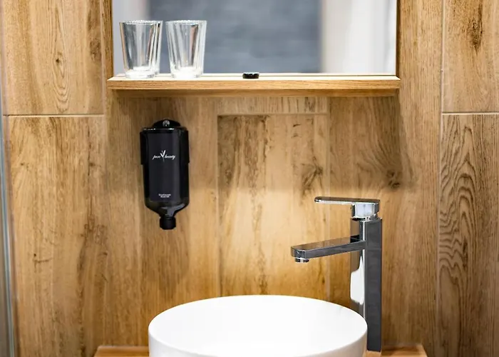 Pod Jasna Gora Teresy 4-2 Parking Gratis